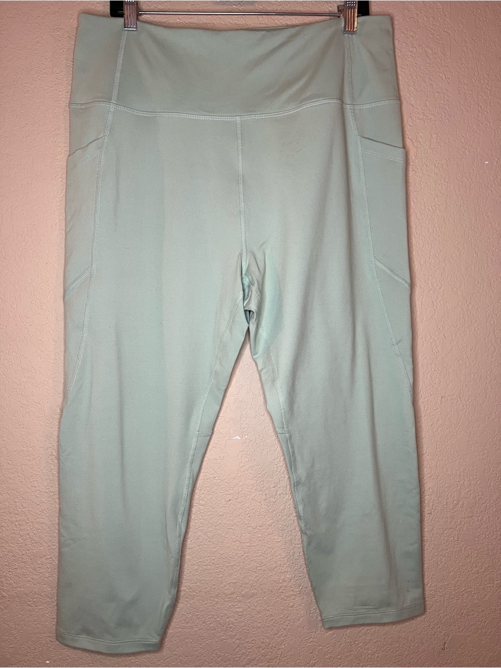 Capri Leggings with pockets in Light Mint